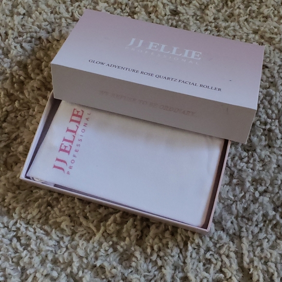 JJ Ellie Rose Quartz Facial Roller - Picture 3 of 4